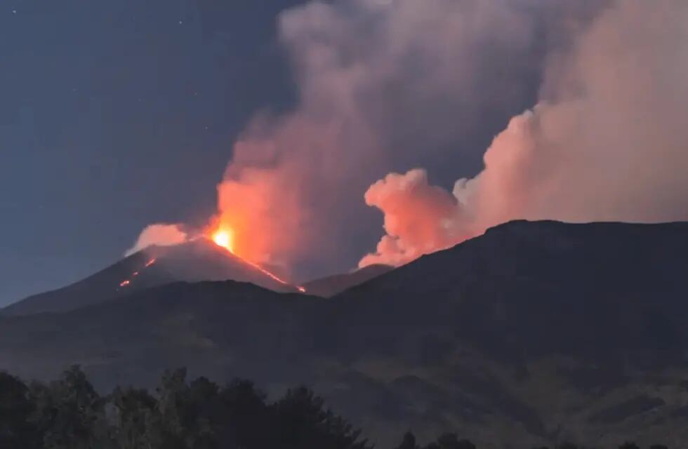 Cerraron un aeropuerto de Italia por la erupción del volcán Etna - Foto Il Sicilia