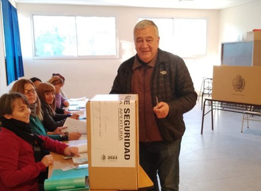 Rubén Miranda emitiendo su voto en Las Heras. Foto: Gentileza