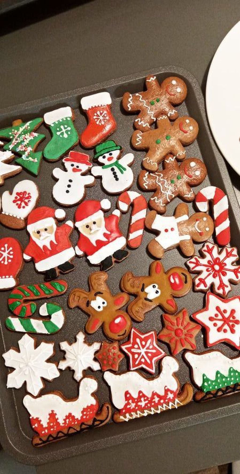 Decorar galletitas es una actividad típica de las películas navideñas estadounidenses. Sin embargo, esa ilusión puede hacerse realidad desde la comodidad de tu casa. 