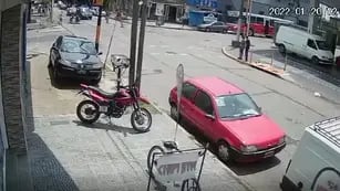 Video: murió una enfermera que fue atropellada y arrastrada media cuadra por un motociclista