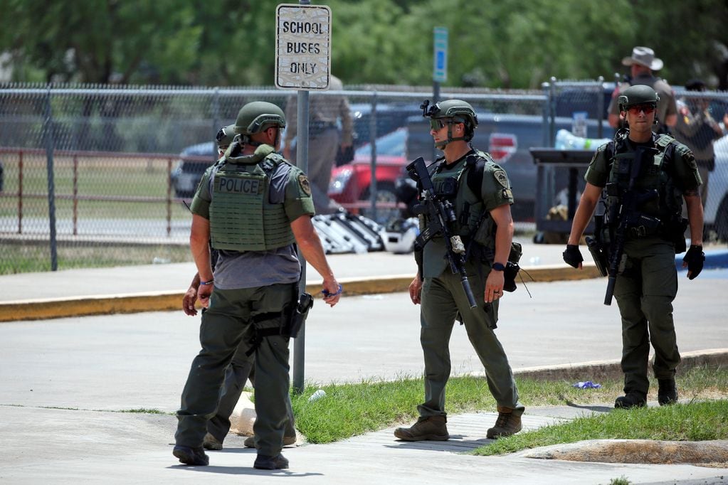 Personal policial frente a la Escuela Primaria Robb luego de un tiroteo, el martes 24 de mayo de 2022, en Uvalde, Texas.