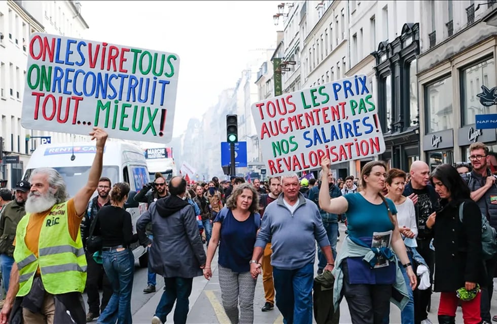 Multitudinarias protestas en París. Domingo 16 de octubre, más de 140.000 personas salieron a las calles en reclamo por el aumento del costo de vida.