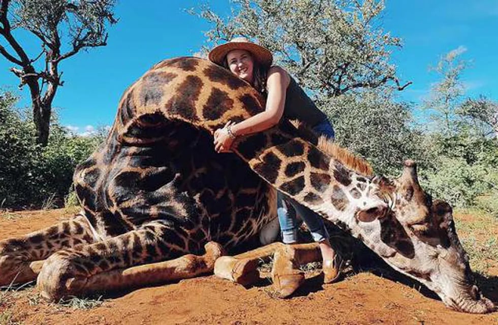 Merelize Van Der Merwe compartió imágenes de ella posando con el cadáver de la jirafa a la que cazó