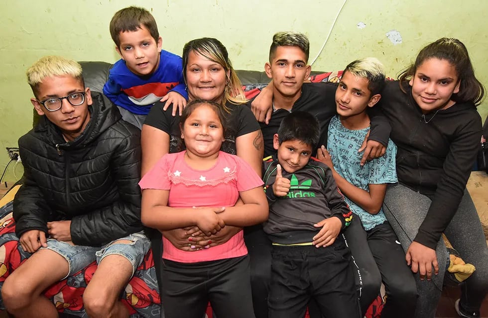 Noelia Poblete: una super mama con siete hijos. Ellos son Brandon (17); Lautaro (16); Alan (14); Sheila (11); Ian (8), Bautista (6) y Aisha (5). Foto Mariana Villa / Los Andes