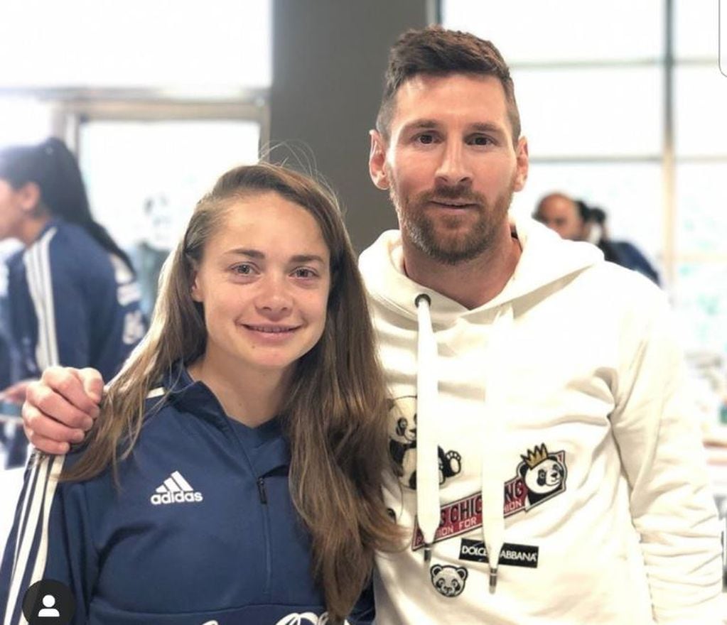 Messi y compañía despidieron a la Selección femenina que hoy parte hacia Francia