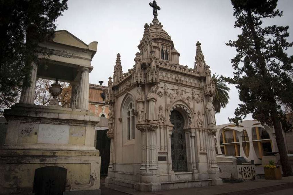 
Belleza. Para muchos, el sepulcro de los Baquero es el más lindo del cementerio. | Orlando Pelichotti / Los Andes
   