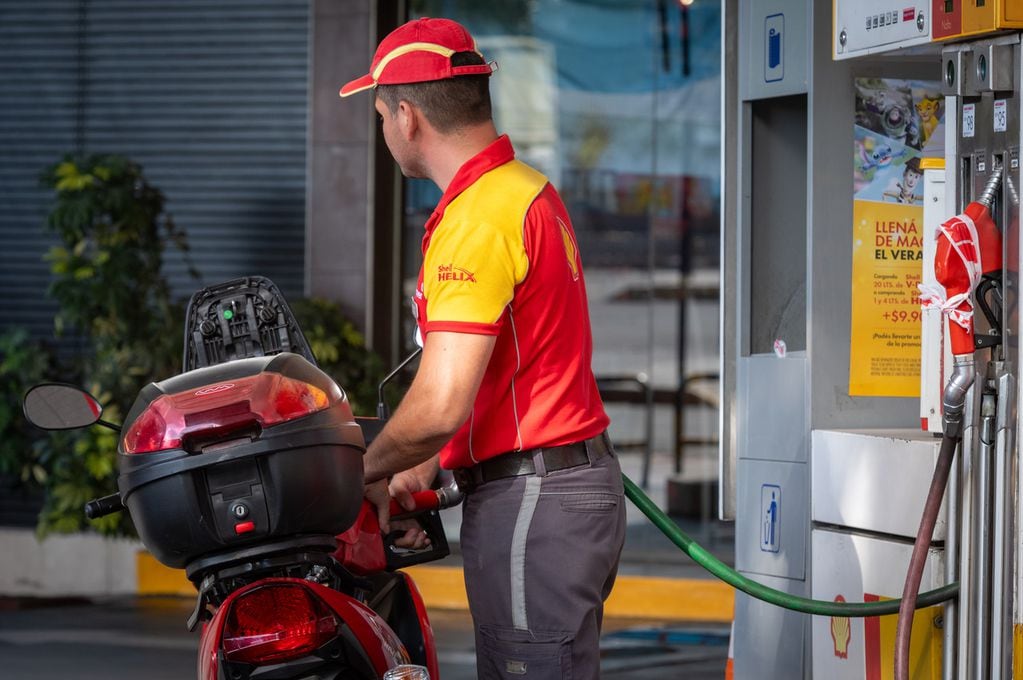 Shell, YPF y Axion aumentaron hasta 27% los precios de los combustibles en enero.
Foto: Ignacio Blanco / Los Andes