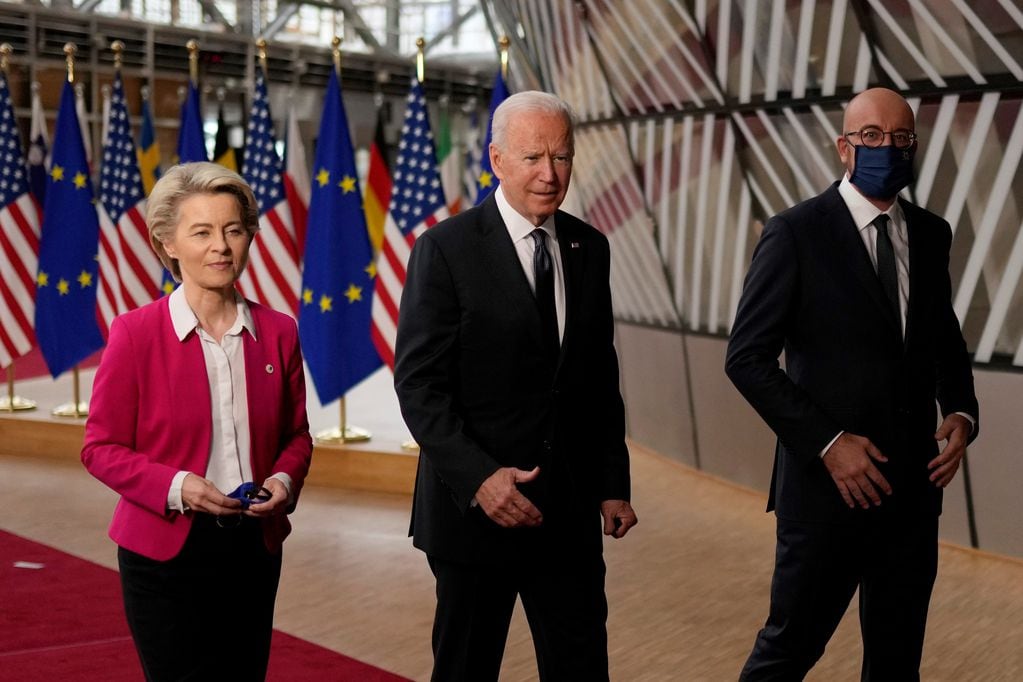 La presidenta de la CE, Ursula von der Leyen, el presidente de EE. UU. Joe Biden, y el presidente del Consejo Europeo, Charles Michel, llegan a la cumbre UE-EE. UU en Bruselas. Foto: AP