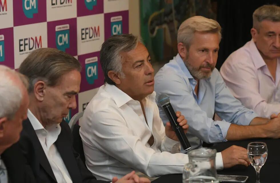 El senador nacional Alfredo Cornejo presentó a los nuevos aliados junto a Miguel Ángel Pichetto y Rogelio Frigerio. Foto: Ignacio Blanco.