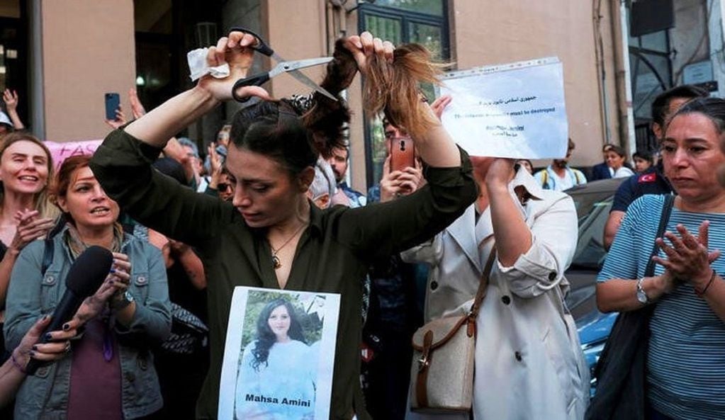 Imagen clave de las protestas feministas por la muerte de Mahsa Amini en Irán: el corte de pelo es una ofensa a Dios en el islam.