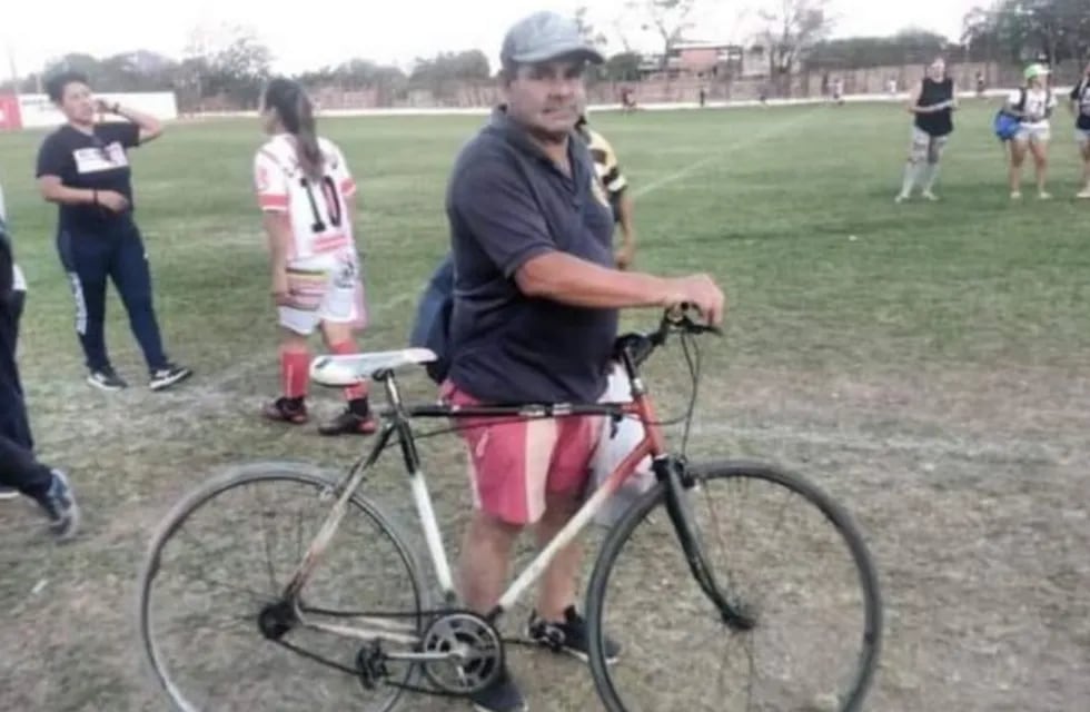 Un hombre hizo 50 kilómetros en su bicicleta para asistir al partido de fútbol de su hija. Foto: gentileza todojujuy.com