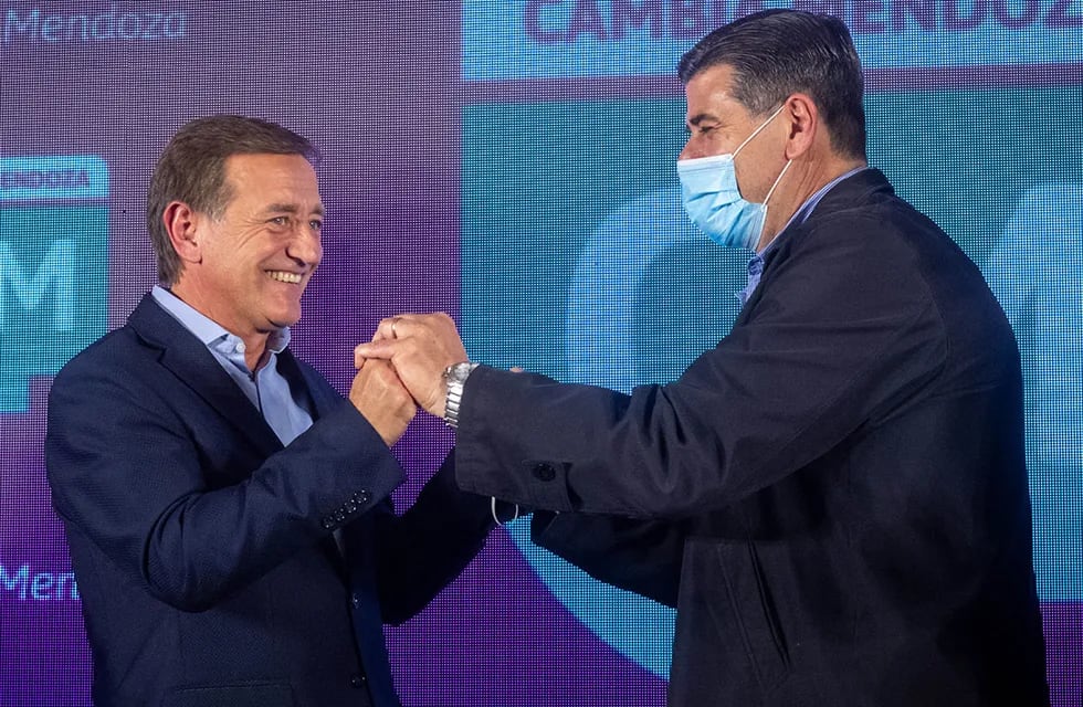 Elecciones Legislativas PASO 2021. Rodolfo Suárez y Mario Abed celebran el contundente triunfo de Cambia Mendoza con el 43% de los votos. Foto: Ignacio Blanco / Los Andes