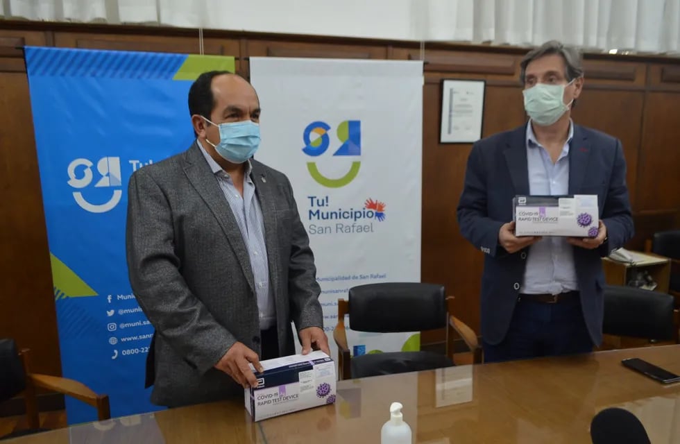El intendente de San Rafael, junto con el director de Salud de la comuna, Isidro Cuello, presentaron los nuevos testeos rápidos de coronavirus.