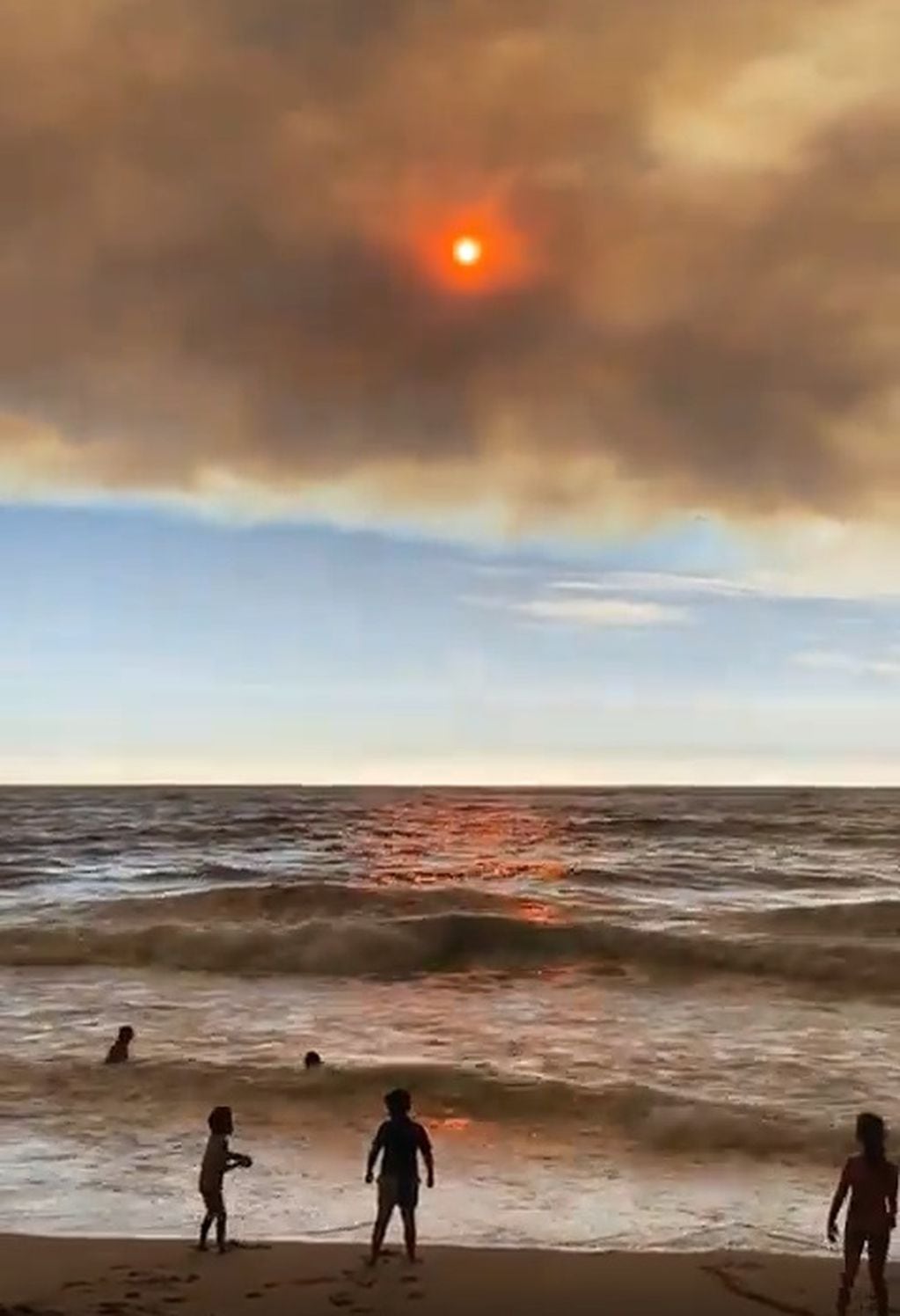 De a poco vuelve la calma a Viña del Mar tras los incendios: fotos y videos de las escenas “apocalípticas”. Foto: X @VALLEOVA