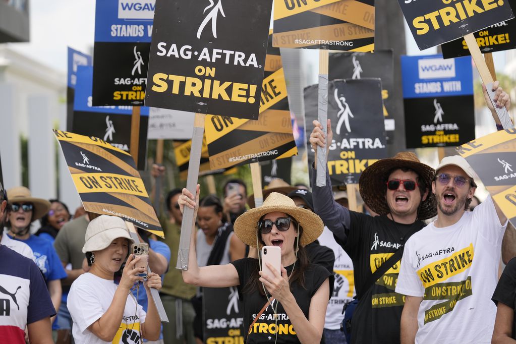 Trabajadores en huelga se manifiestan frente a Netflix