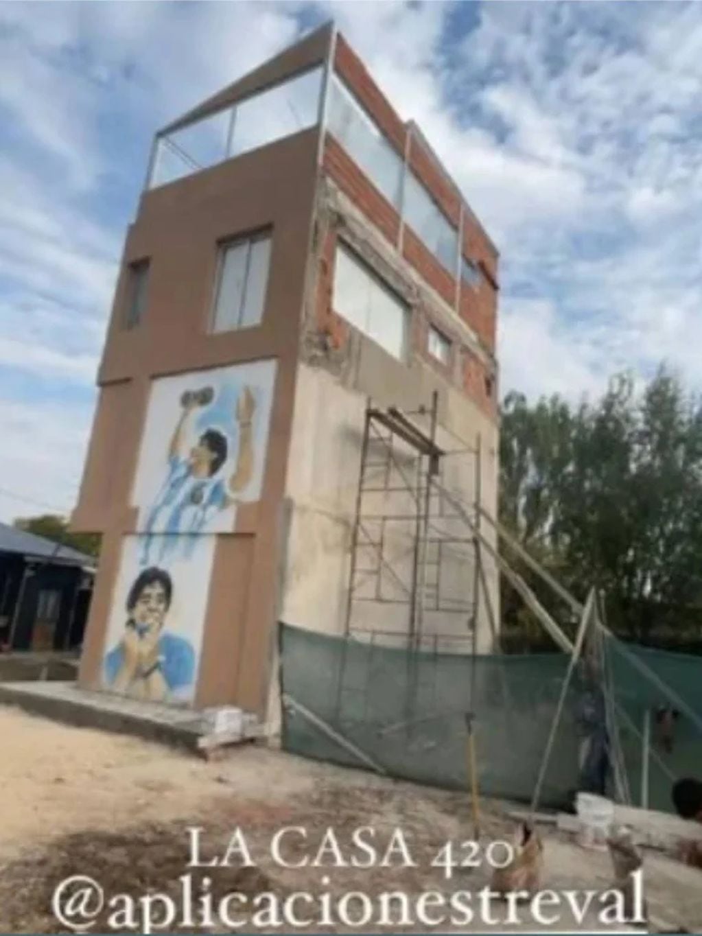 L-Gante homenajea a Maradona con la fachada de su nueva casa.