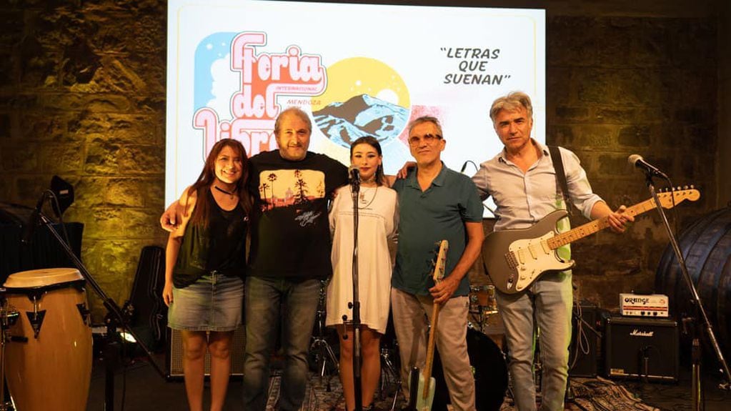 Foto tomada en la presentación del libro en la última Feria del Libro: Mario Araniti (segundo de izquierda a derecha), Francisca Embrioni y Marciano Cantero (tercera y cuarto).