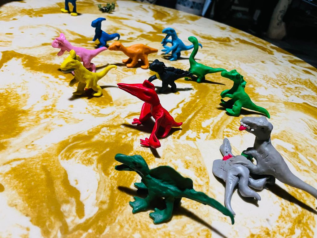 Los dinosaurios todos coloridos que hace Leo. 
