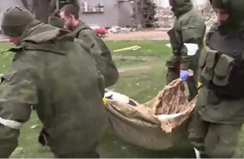 Se conoció un video donde se puede ver a soldados rudos levantando decenas de cadáveres en la ciudad de Mariúpol