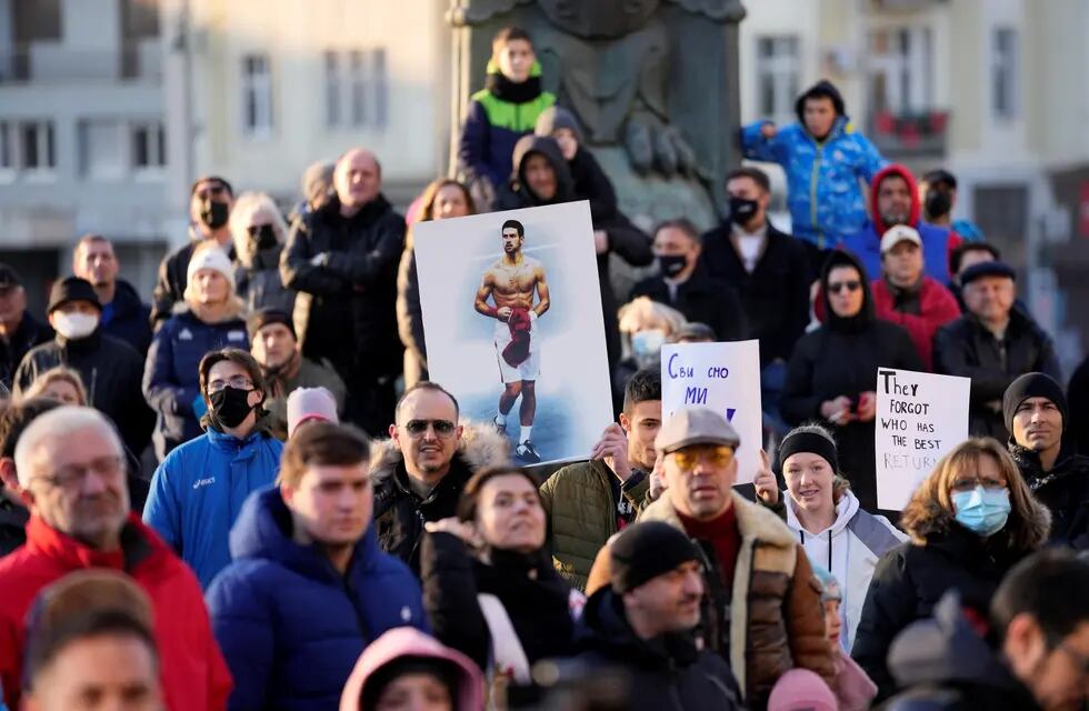 Cientos de personas frente al parlamento serbio en una muestra de apoyo al jugador serbio Novak Djokovic que quería jugar el abierto de Australia sin vacunarse contra el Covid-19.