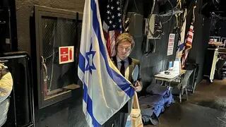 Milei posó con la bandera de Israel antes de disertar en la Conferencia Global en Los Ángeles