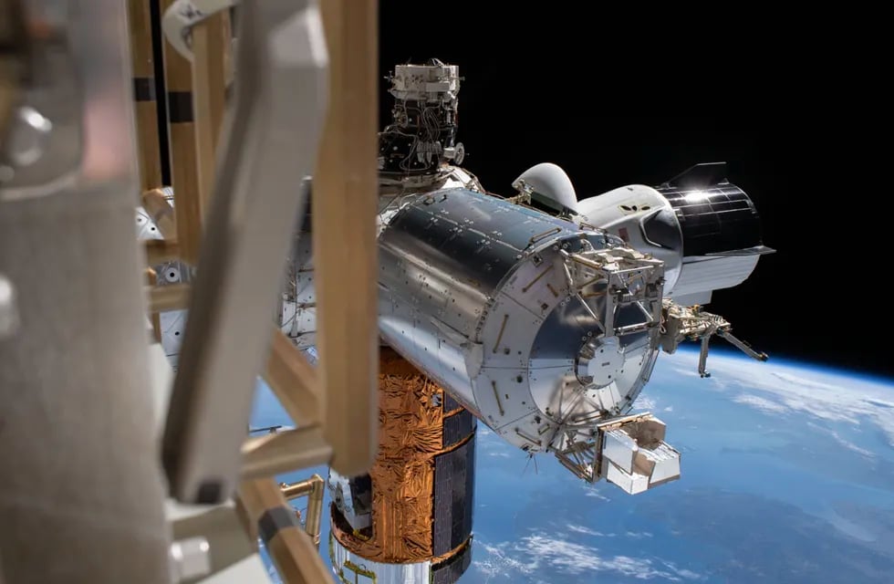 Astronautas de la NASA regresan a la Tierra en la nave Crew Dragon de Space X.