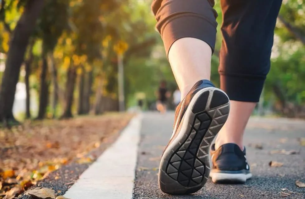 Caminar, cómo incorporar este hábito en tu vida diaria para mejorar tu salud y aspecto físico.