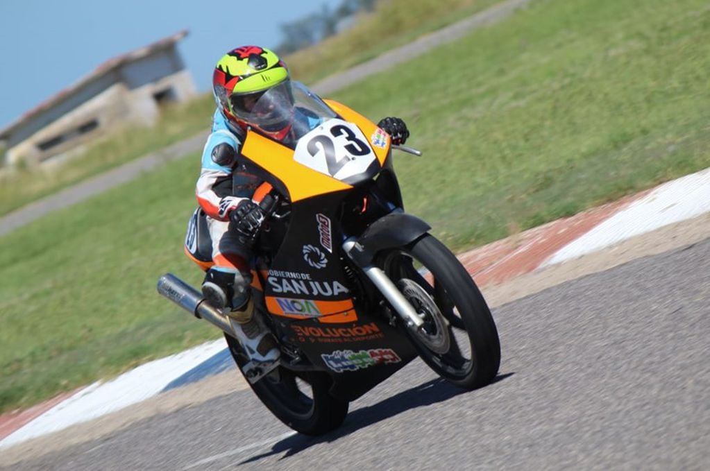 Lorenzo Tiberi probando con el Superbike Argentino