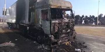 Incendio en Guaymallén: un camión con carga de vinos se consumió en llamas en el Acceso Este