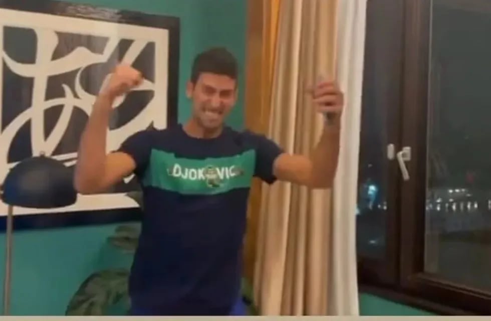 Djokovic y su eufórico festejo 'fobalero' por la clasificación del seleccionado de Serbia.