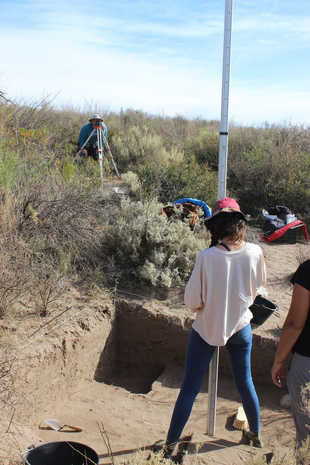 Otras tareas del equipo de trabajo en el área de Paso de las Carretas, donde se observa la excavación realizada. Foto: Laura Steele.