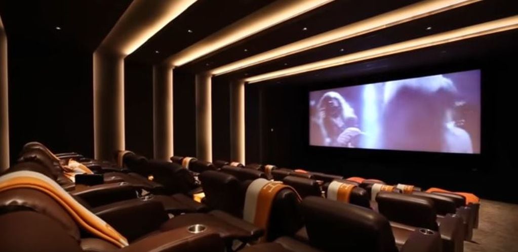 La casa cuenta con una sala de cine para 30 personas.