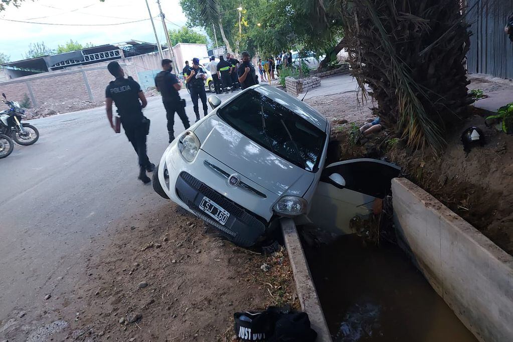 El auto en el que se trasladaban los delincuentes terminó en una acequia de Guaymallén.