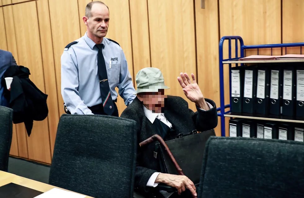 El ex guardia de campo de concentración nazi llora al comienzo de juicio