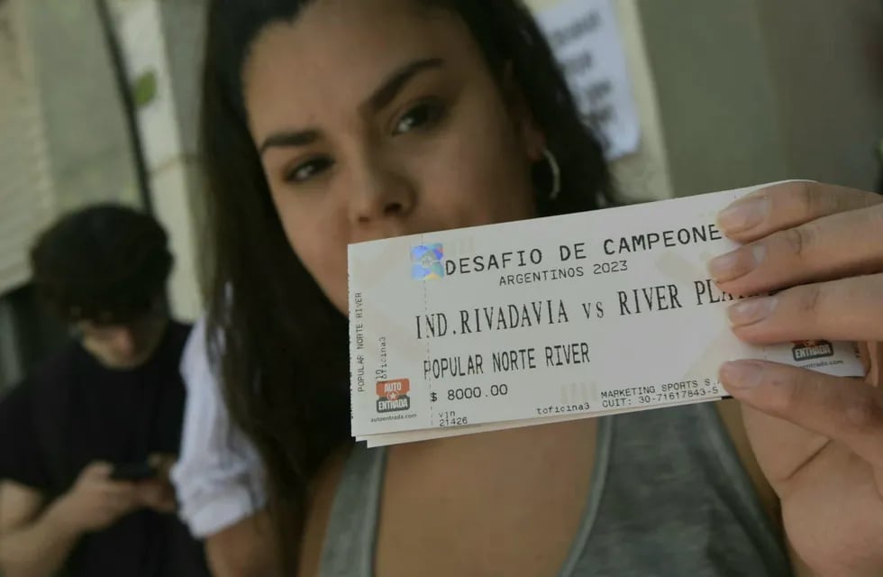 Una fanática muestra su entrada para el "Encuentro de Campeones" entre Independiente Rivadavia y River en el Malvinas Argentinas. / Orlando Pelichotti