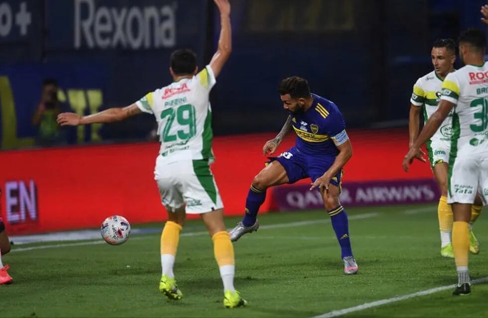 El gol de Carlitos Tévez para poner el 1-1 parcial entre Boca y Defensa y Justicia. / Gentileza.