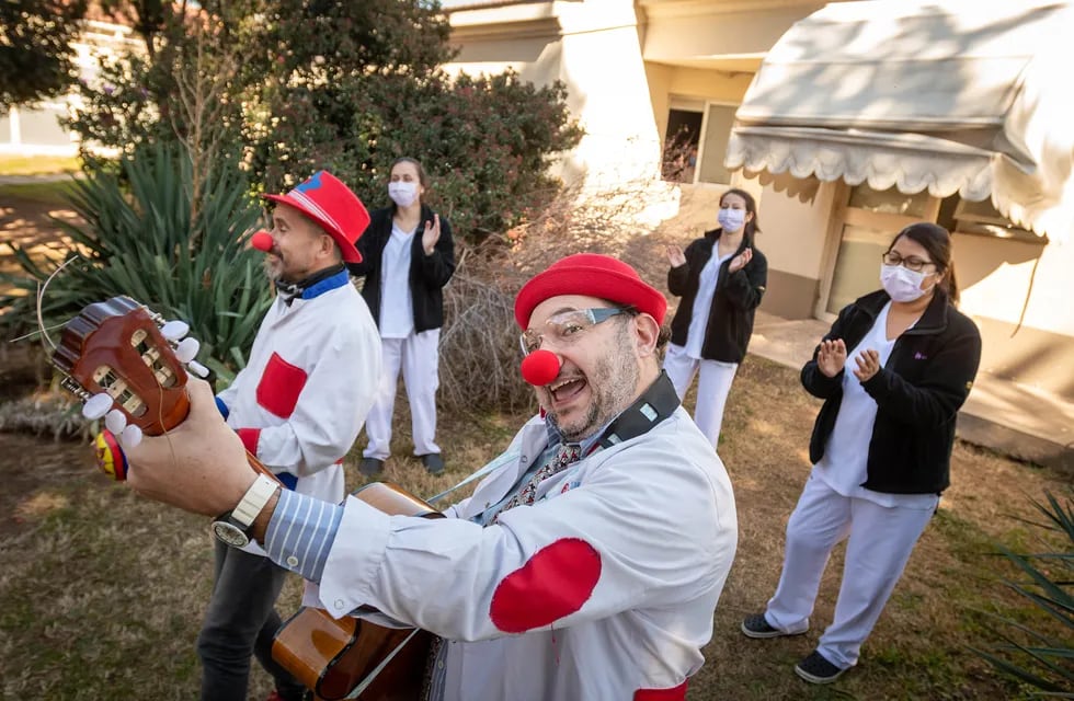Los payasos de hospital de OSEP ofrecen “serenatas a la carta”, adaptadas a las necesidades de cada paciente internado. Foto: Ignacio Blanco / Los Andes
