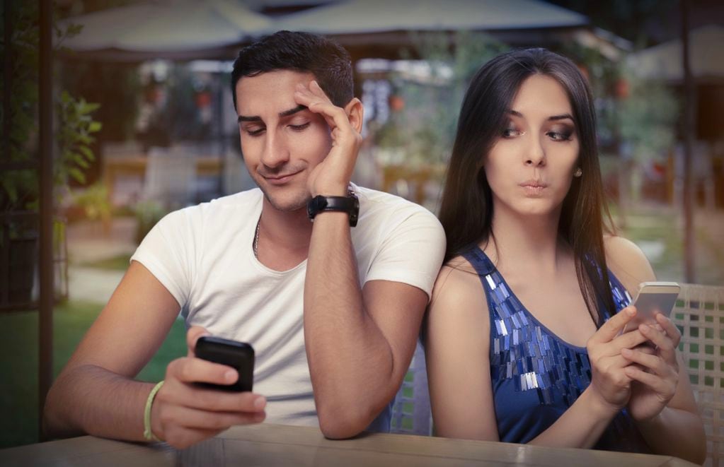 Las inseguridades en la pareja se inician cuando se intenta espiar el teléfono móvil de la pareja.