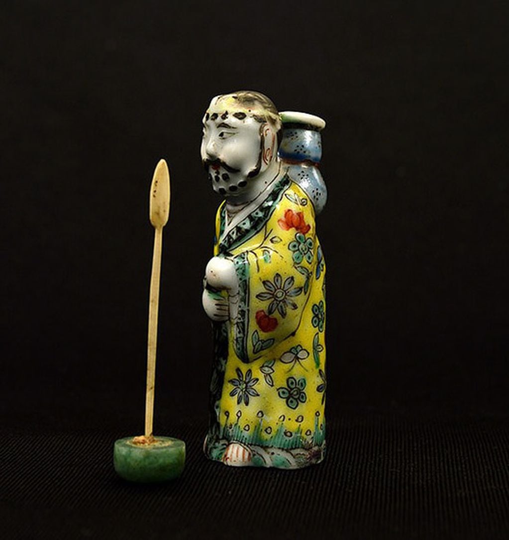Botella para rapé -tabaco en polvo- proveniente de China con cuerpo de porcelana, siglo XIX