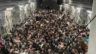 La historia del avión que huyó de Afganistán con 700 pasajeros