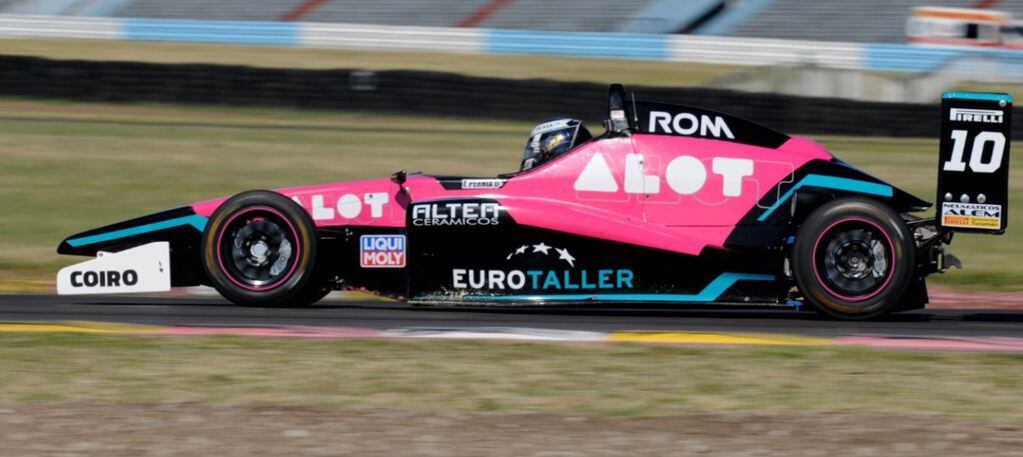 Fórmula Renault 2.0: Tiago Pernía ganó la primera en Buenos Aires
