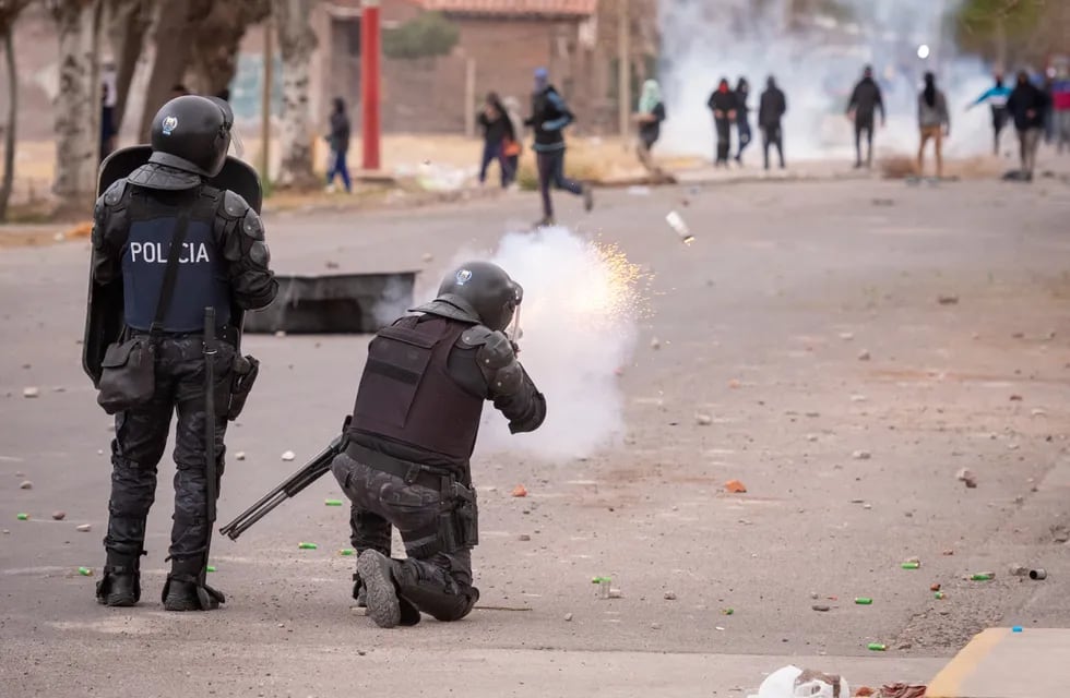 Un centenar de jóvenes atacó a policías de Infantería, que utilizaron balas de goma para impedir el avance. | Foto: Ignacio Blanco / Los Andes