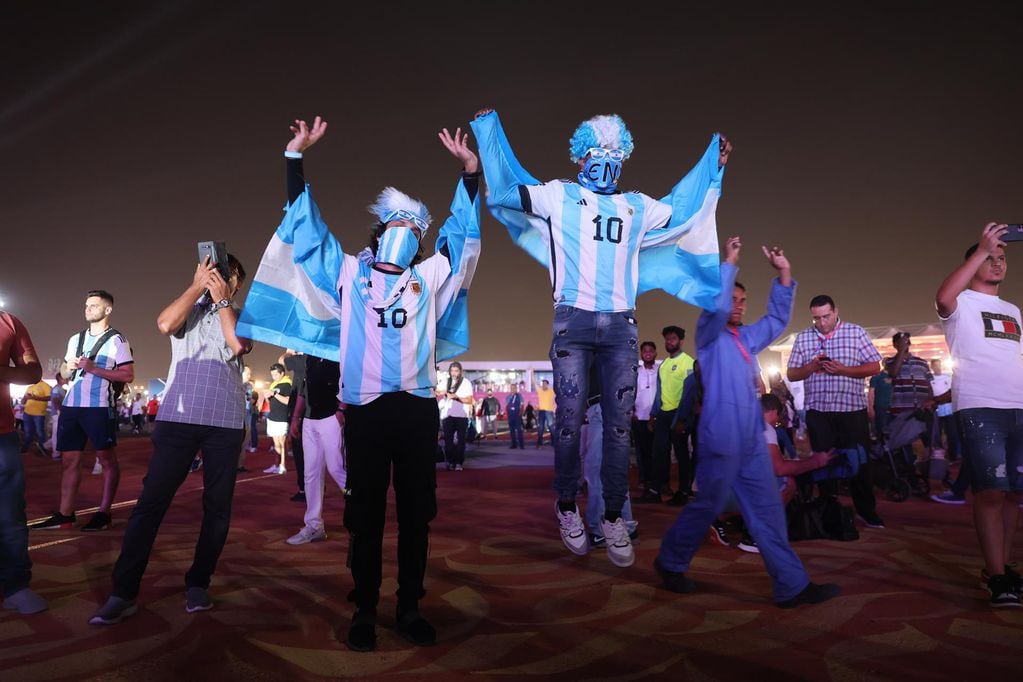 Fanáticos de todo el mundo llegan a Qatar para la Copa del Mundo 2022. Foto: EFE