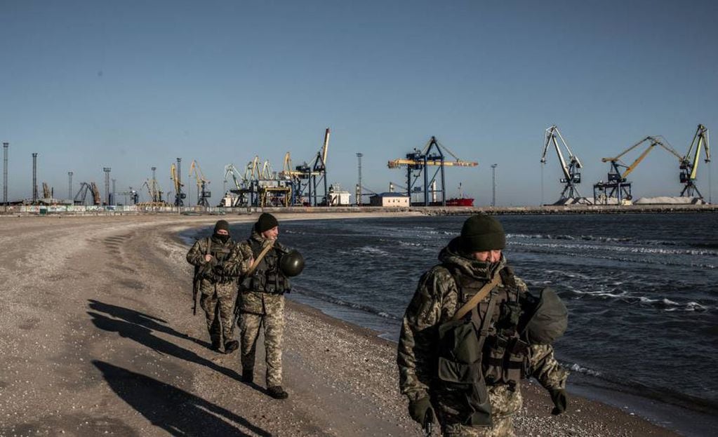 Soldados ucranianos custodiando la costa del mar de Azov.
