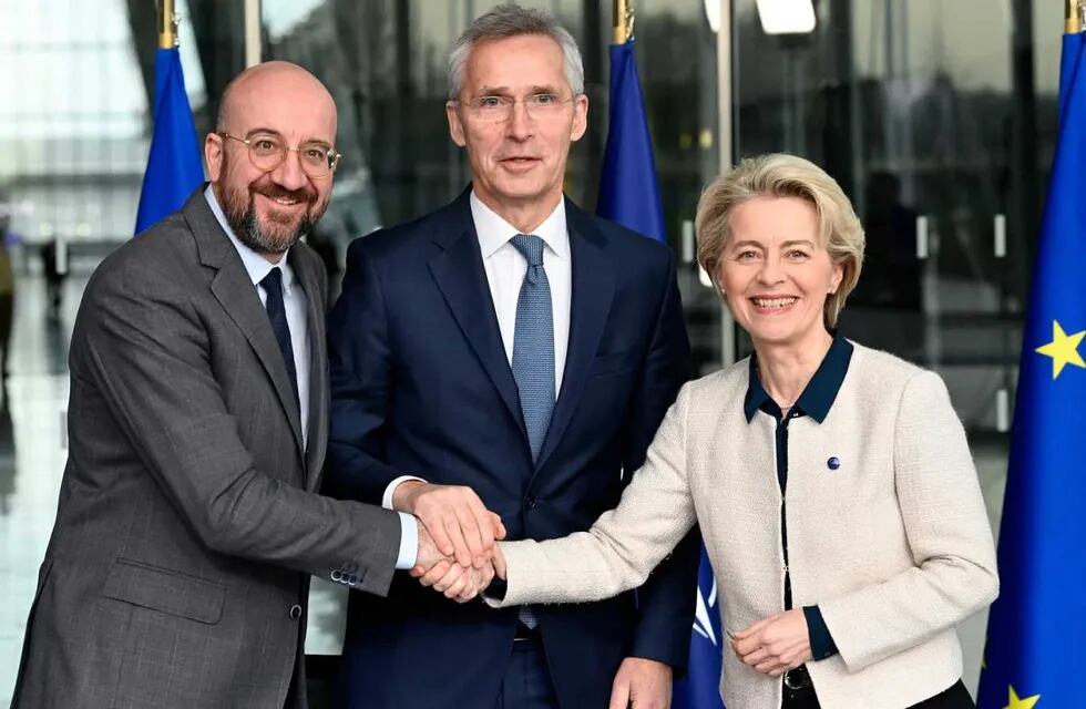 Ursula von der Leyen, presidenta de la Comisión Europea (dcha.), Jens Stoltenberg, secretario general de la OTAN, y Charles Michel (izqda.), presidente del Consejo Europeo.