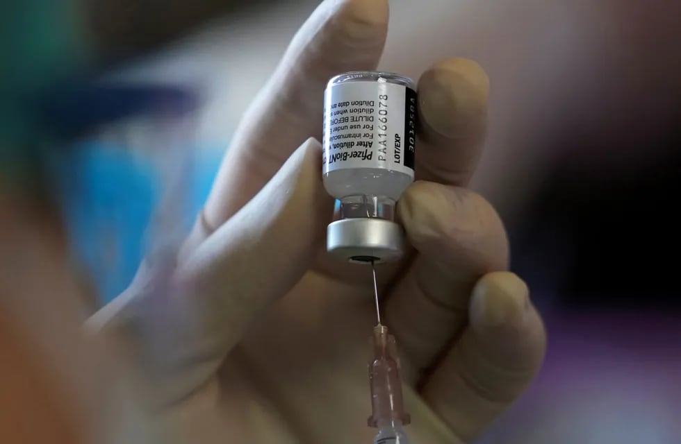 El inicio de la vacunación contra el Covid para los adolescentes depende de la llegada de dosis de Pfizer. Foto: AP