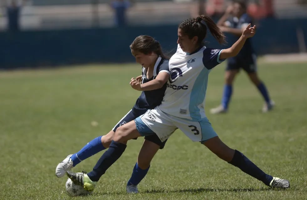 Los dirigentes ponen el freno de mano en el fútbol femenino- Por Analía Cuccia Baidal
