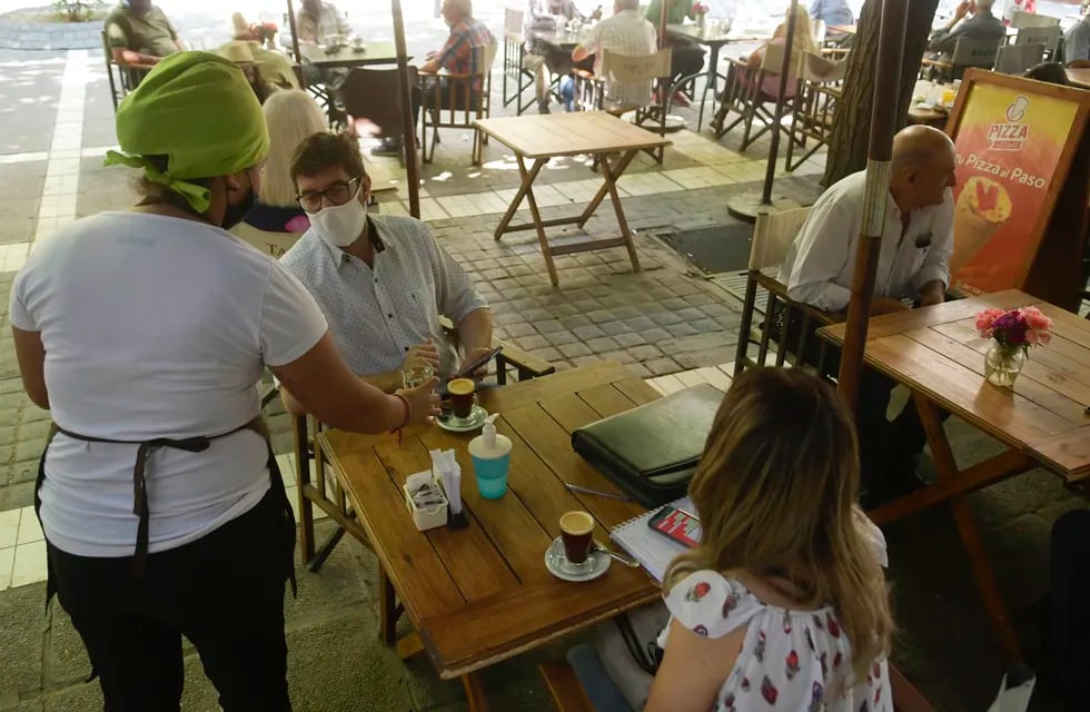 Restricciones. Los protocolos sanitarios inciden directamente en el ritmo de trabajo de los locales gastronómicos de Mendoza. Foto: Orlando Pelichotti / Los Andes.