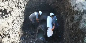 Obreros de Aguas Mendocinas reparando caños colapsados