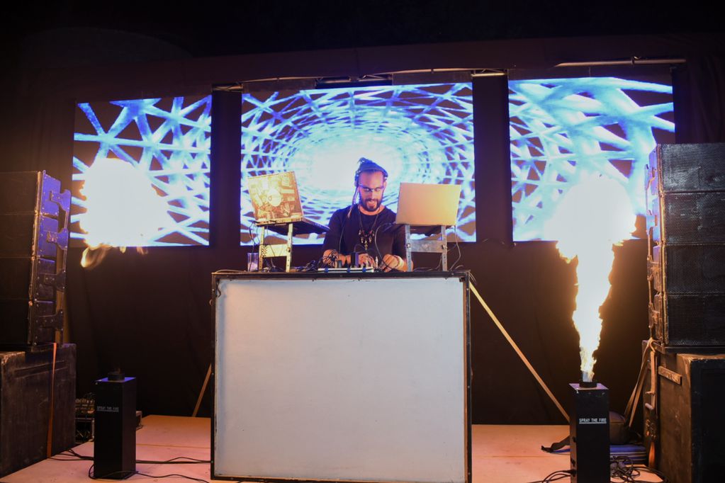 El DJ Simón Pendola musicalizando la boda
PH: Fer Fex